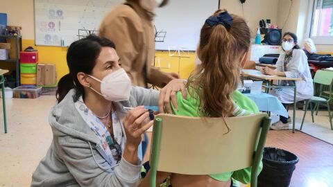 Una ni&ntilde;a del colegio Eusebio Sempere de Alicante recibe la dosis