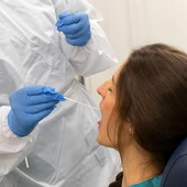 Un sanitario realiza un test diagnóstico Un sanitario realiza un test diagnóstico