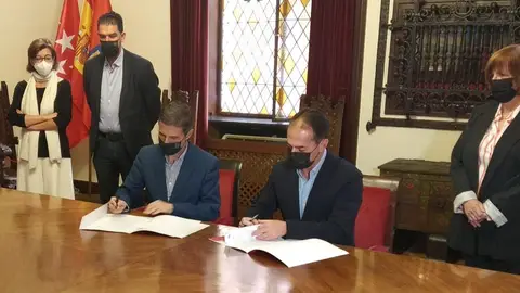 PSOE y Ciudadanos firman un pacto de gobierno conjunto en Alcalá de Henares PSOE y Ciudadanos firman un pacto de gobierno conjunto en Alcalá de Henares
