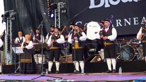 Banda de gaites LaKadarma en una actuaci&oacute;n