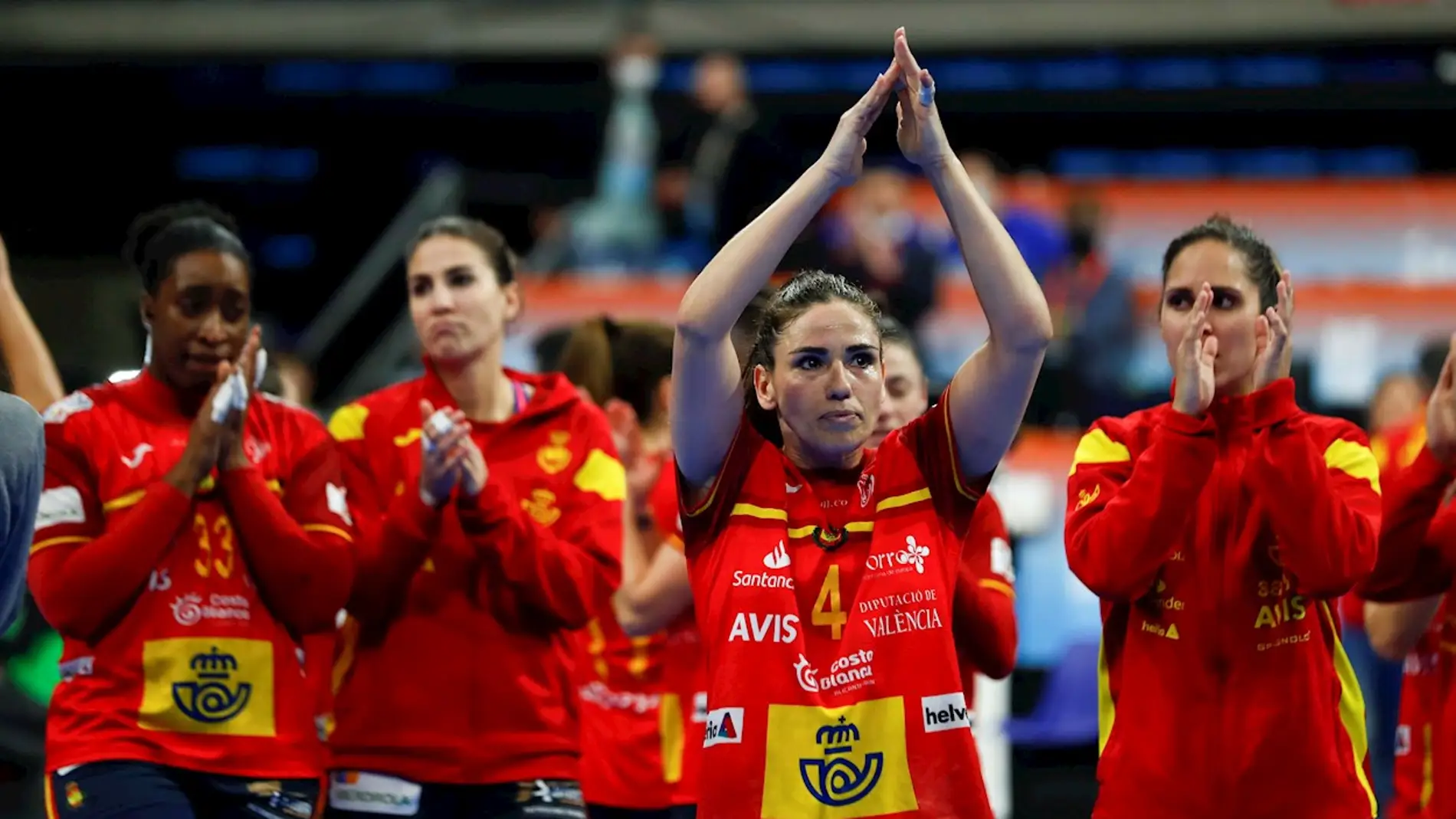 Las jugadoras de la selección española aplauden al público tras caer derrotadas ante Dinamarca en el Mundial de Balonmano
