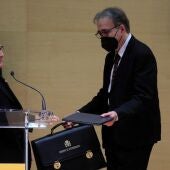 Intercambio de carteras entre Manuel Castells y Joan Subirats