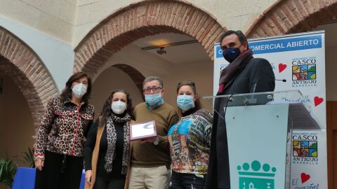 Las hermanas Guzm&aacute;n recibiendo el galard&oacute;n.