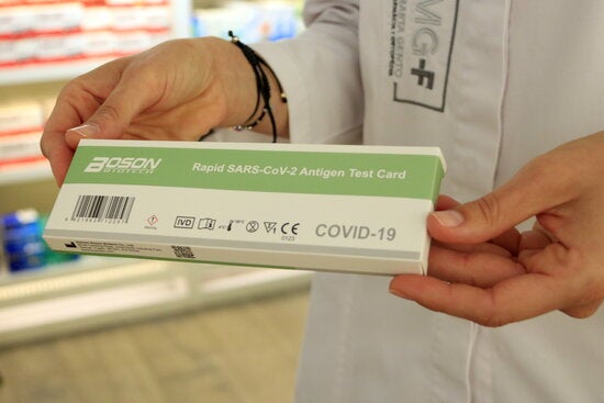 Las farmacias notifican desde este viernes a Sanidad los test positivos, sin coste para los ciudadanos Las farmacias notifican desde este viernes a Sanidad los test positivos, sin coste para los ciudadanos