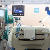 Imagen de archivo de una cama en una unidad de cuidados intensivos (UCI)