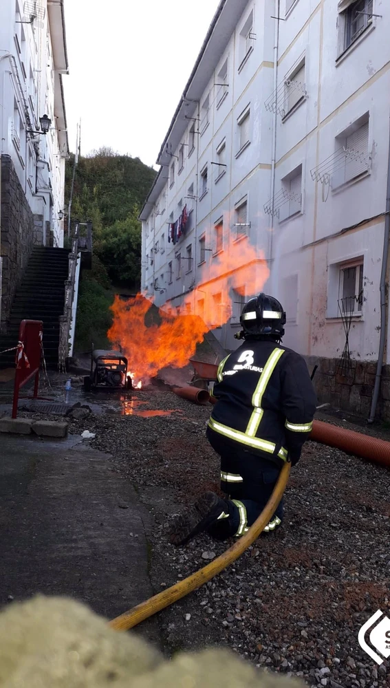 Bomberos controlando el fuego.