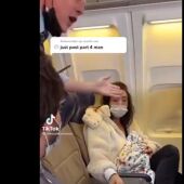 Una viajera que fingía viajar con un bebé en brazos en un avión se convierte en el viral del año.