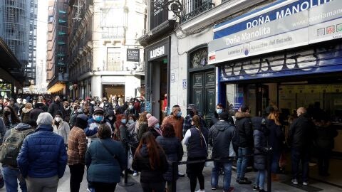 Vista de la cola para comprar lotería de Navidad en Doña Manolita 