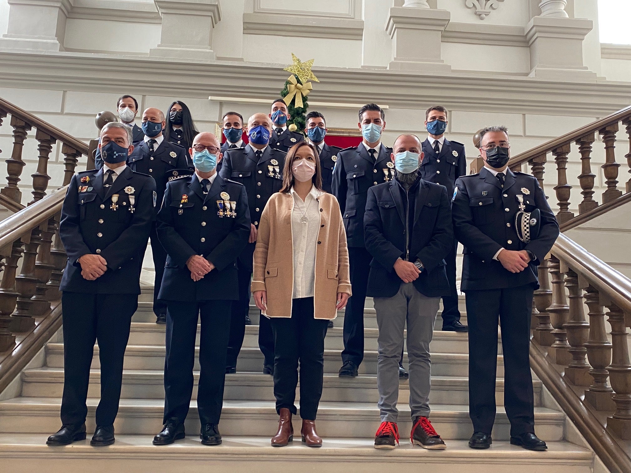 Reconocimiento a nuevos y veteranos policías en el Ayuntamiento Reconocimiento a nuevos y veteranos policías en el Ayuntamiento