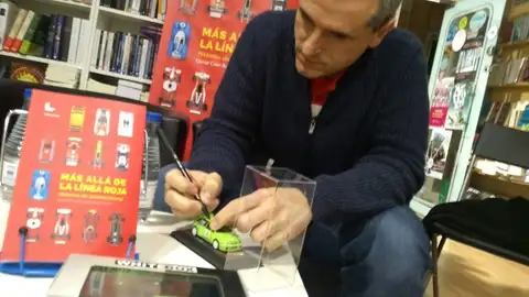 Esteban Vallín, firmando un coche. Esteban Vallín, firmando un coche.