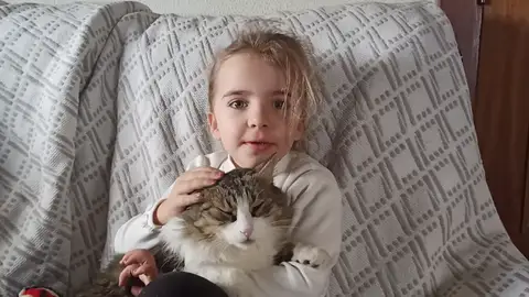 Missy, una gata que defiende a la pequeña Abril Missy, una gata que defiende a la pequeña Abril