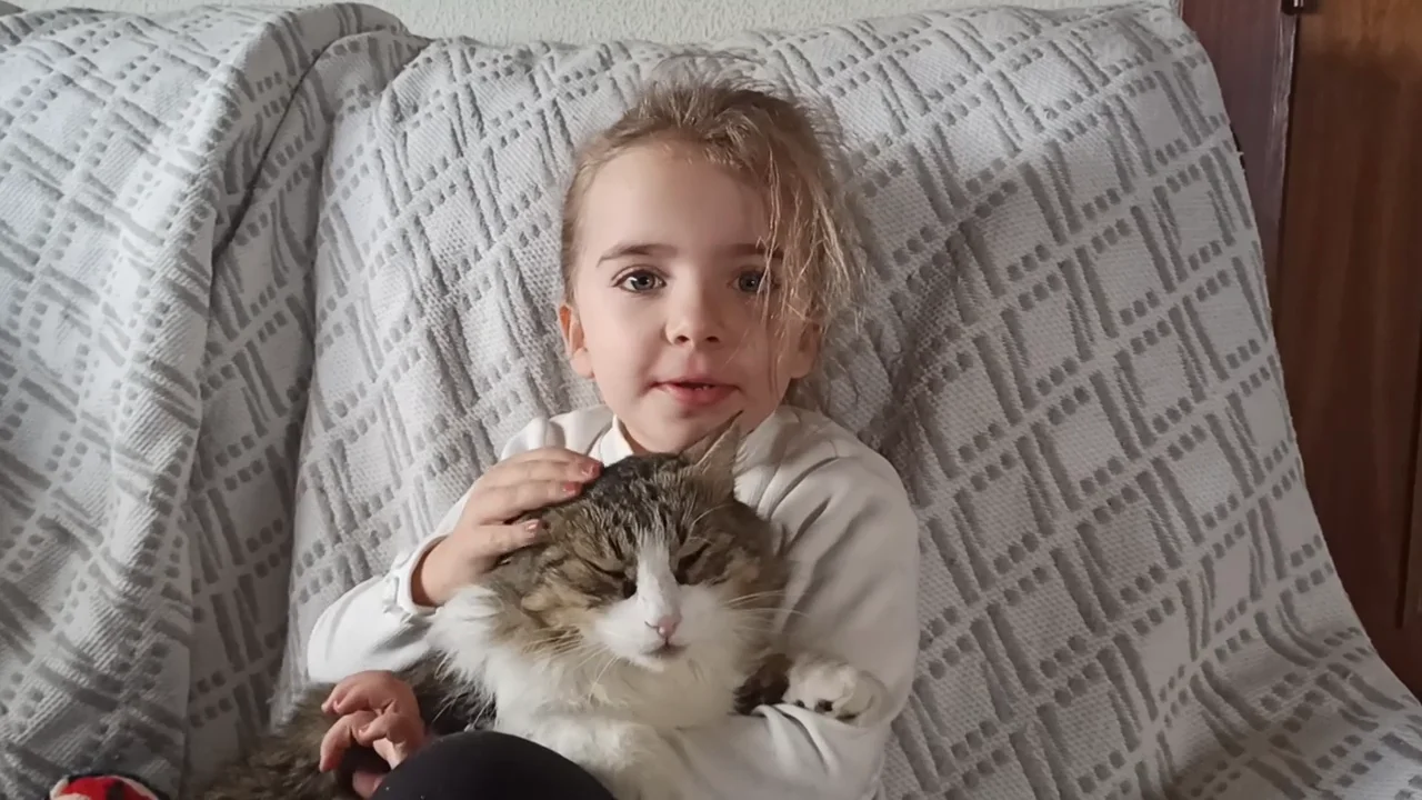 Missy, una gata que defiende a la pequeña Abril Missy, una gata que defiende a la pequeña Abril