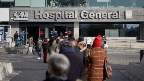 Decenas de madrile&ntilde;os hacen cola para realizarse un test de ant&iacute;genos este jueves en el hospital de La Paz, destinado exclusivamente para personas con sintomatolog&iacute;a compatible con el virus Covid19