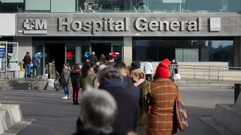 Cola para realizarse test de antígenos en el hospital de La Paz Decenas de madrileños hacen cola para realizarse un test de antígenos este jueves en el hospital de La Paz, destinado exclusivamente para personas con sintomatología compatible con el virus Covid19