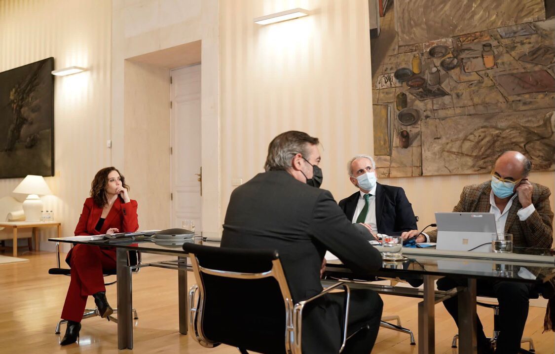 Persona física y un señor de Murcia: "En la conferencia de presidentes se lio pardísima con la vuelta de mascarillas" Persona física y un señor de Murcia: "En la conferencia de presidentes se lio pardísima con la vuelta de mascarillas"