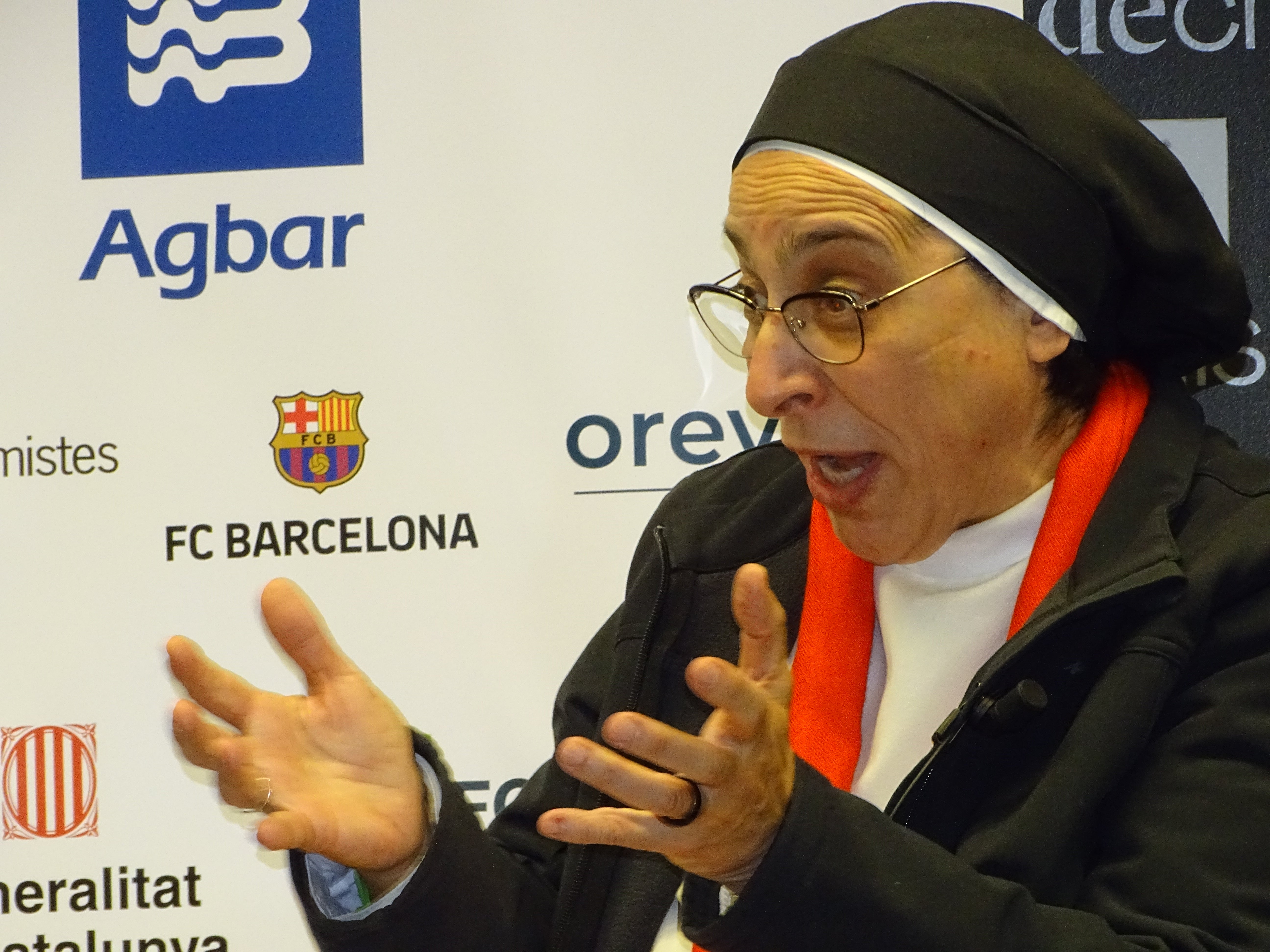 Microscopi en femeni Sor Lucia Caram Microscopi en femeni Sor Lucia Caram