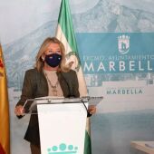 La alcaldesa de Marbella, Ángeles Muñoz, con mascarilla.