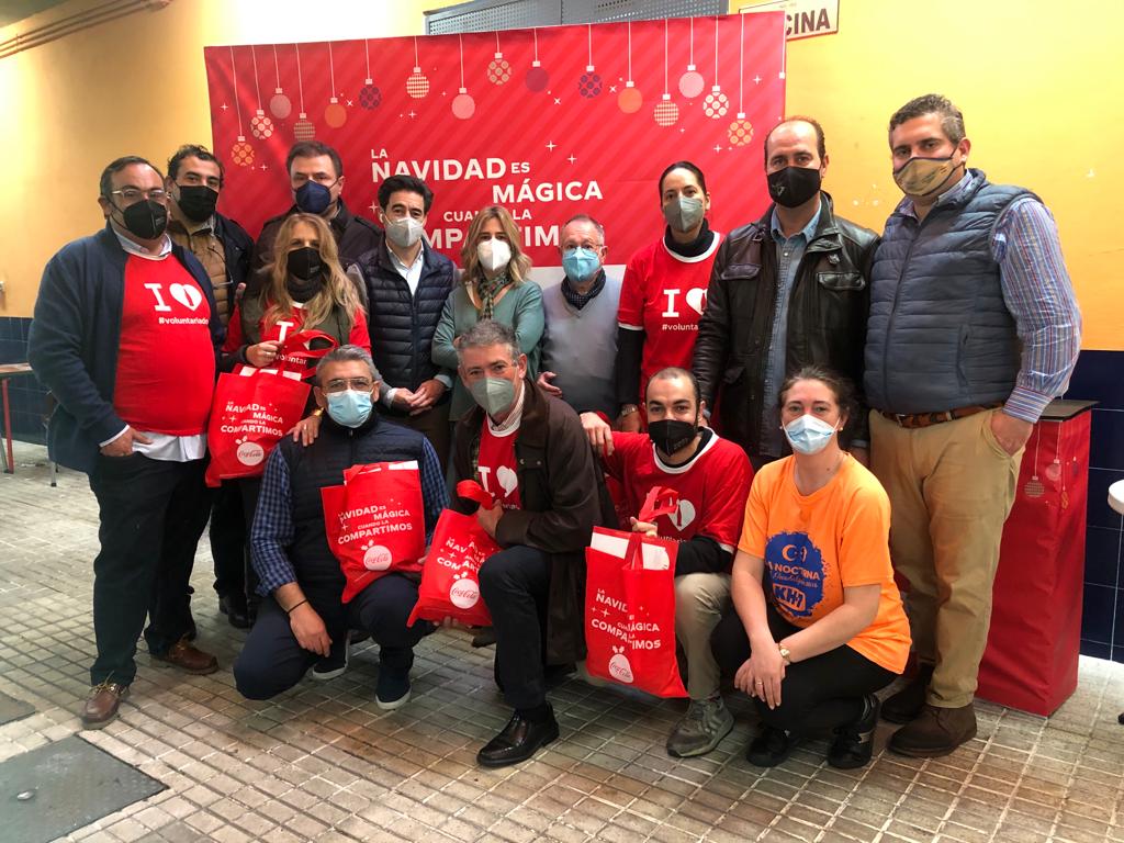 La Asociación de hosteleros de Sevilla y Coca-Cola reparten 1.000 comidas de Navidad La Asociación de hosteleros de Sevilla y Coca-Cola reparten 1.000 comidas de Navidad