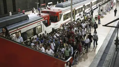 Viajeros en una estación de Cercanías incendio