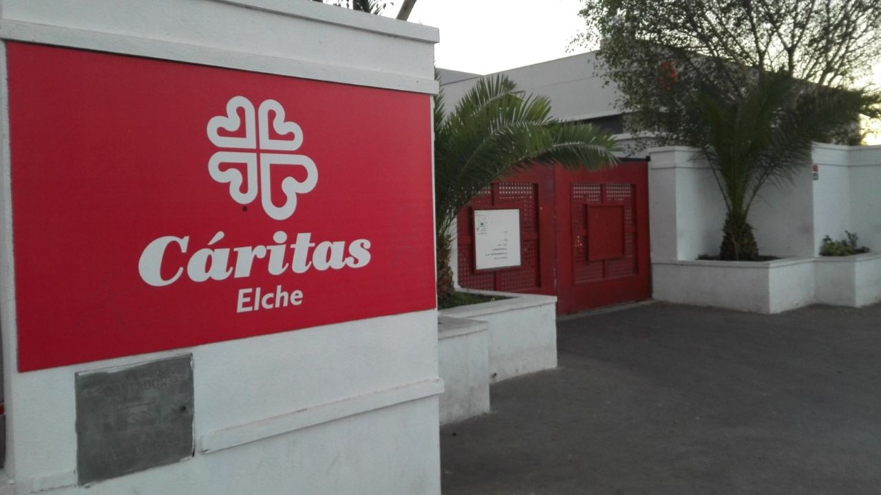 Caritas lleva la cena de Nochebuena a más de una treintena de persona sin techo en Elche Caritas lleva la cena de Nochebuena a más de una treintena de persona sin techo en Elche