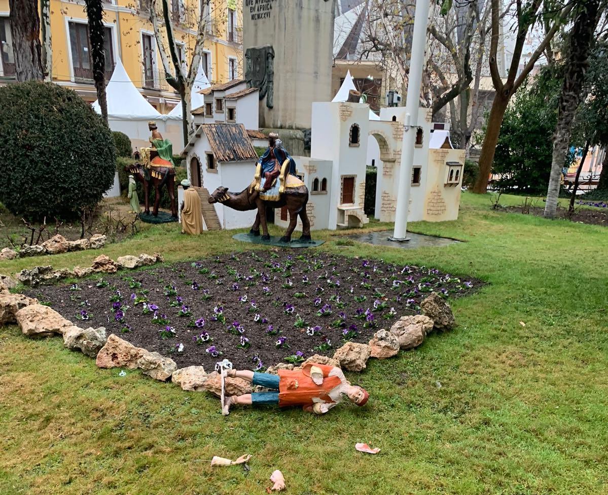 Destrozos en el belén de la plaza de la Hispanidad de Cuenca Destrozos en el belén de la plaza de la Hispanidad de Cuenca