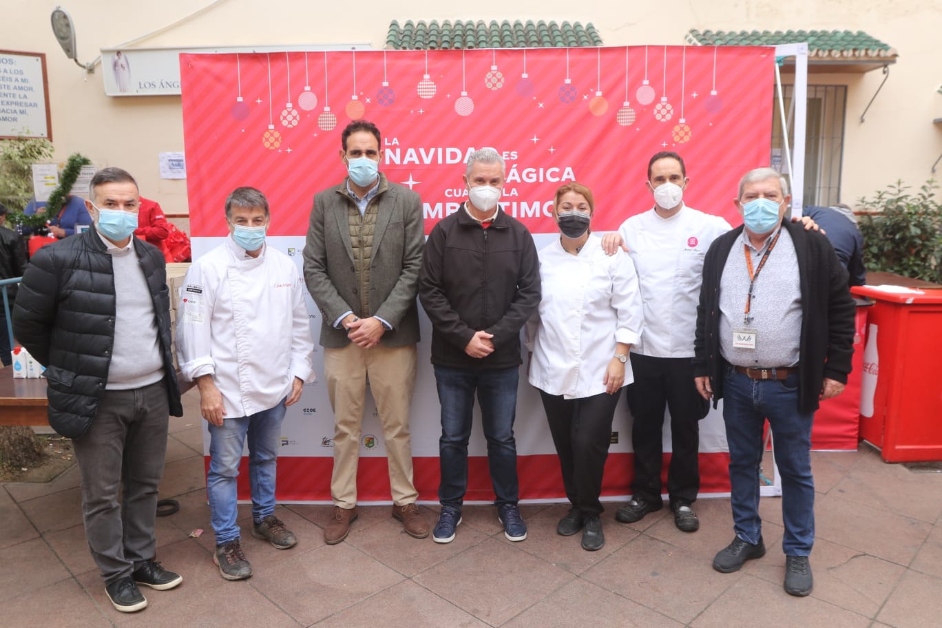Las entidades Mahos, Ángeles Malagueños de la Noche y Comedor Social Santo Domingo, junto a Coca-Cola, reparten 850 comidas de Navidad en Málaga Las entidades Mahos, Ángeles Malagueños de la Noche y Comedor Social Santo Domingo, junto a Coca-Cola, reparten 850 comidas de Navidad en Málaga