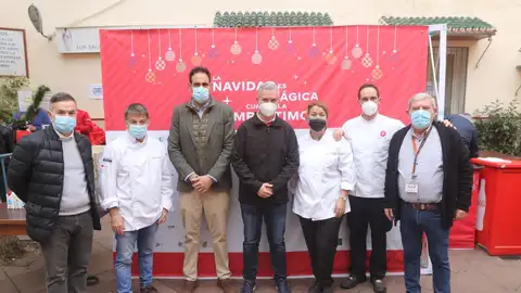 Las entidades Mahos, Ángeles Malagueños de la Noche y Comedor Social Santo Domingo, junto a Coca-Cola, reparten 850 comidas de Navidad en Málaga Las entidades Mahos, Ángeles Malagueños de la Noche y Comedor Social Santo Domingo, junto a Coca-Cola, reparten 850 comidas de Navidad en Málaga