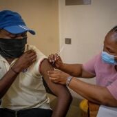 Un hombre se vacuna en Johannesburgo, en una imagen de archivo.