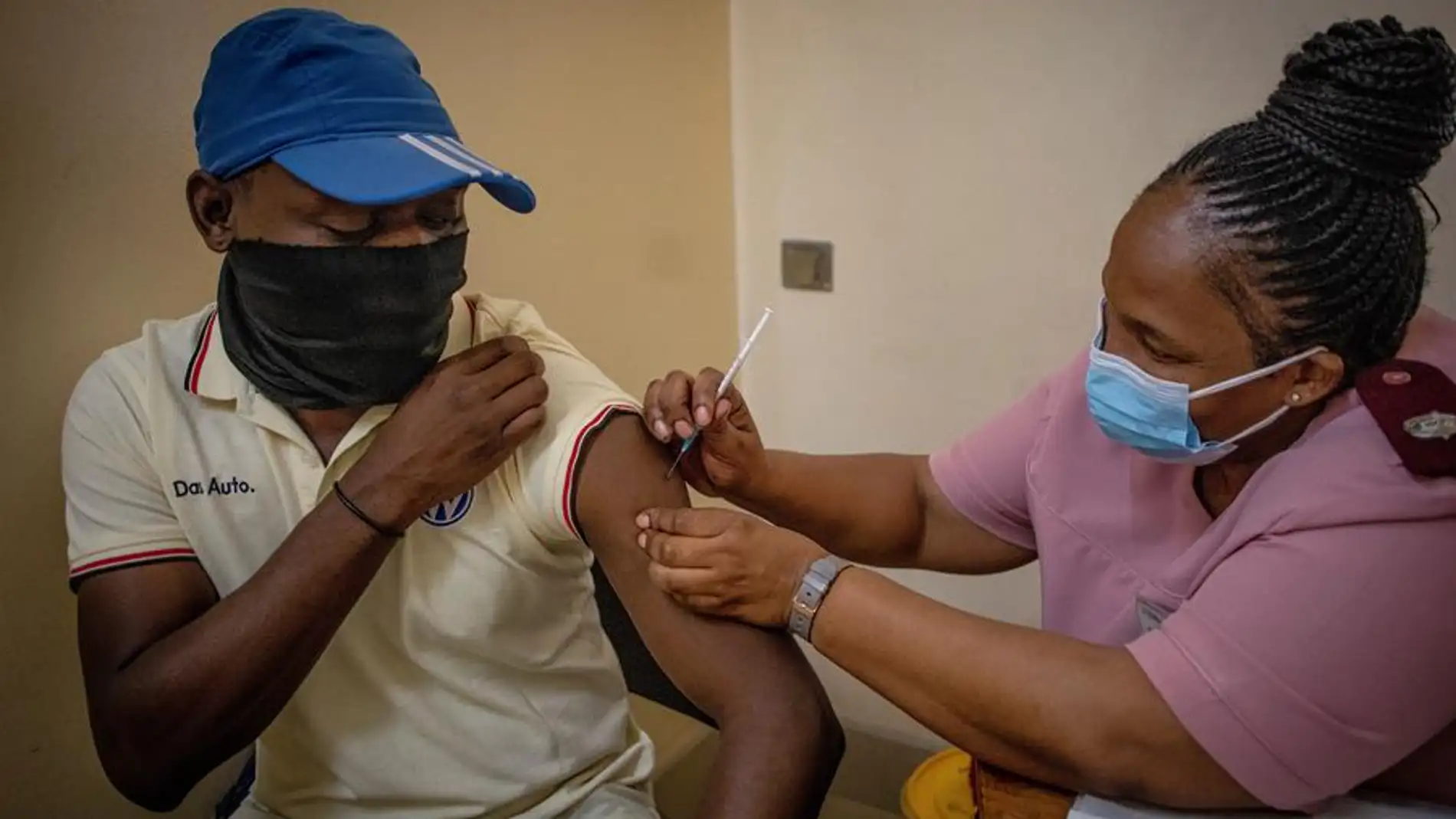 Un hombre se vacuna en Johannesburgo, en una imagen de archivo.