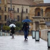 Imagen de archivo de dos personas paseando bajo la lluvia en Córdoba