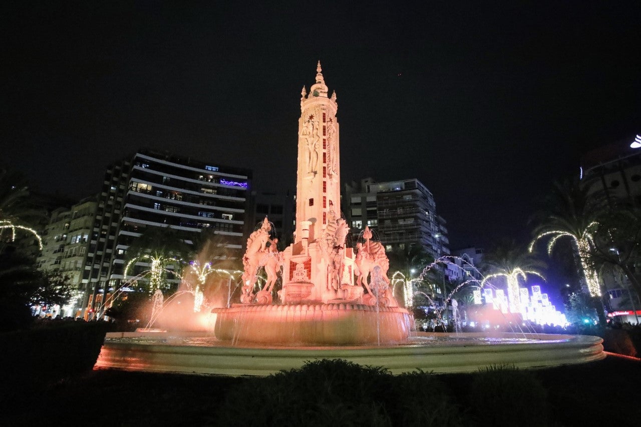 El alcalde de Alicante no descarta hacer una réplica de la fuente de Luceros para preservar la original El alcalde de Alicante no descarta hacer una réplica de la fuente de Luceros para preservar la original