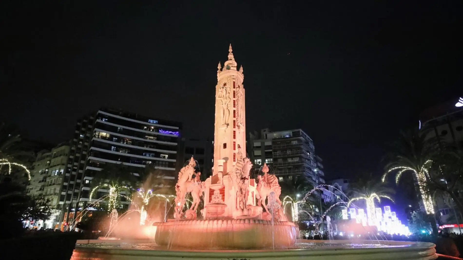 Vista nocturna de la fuente de 'Los Luceros' en Alicante 