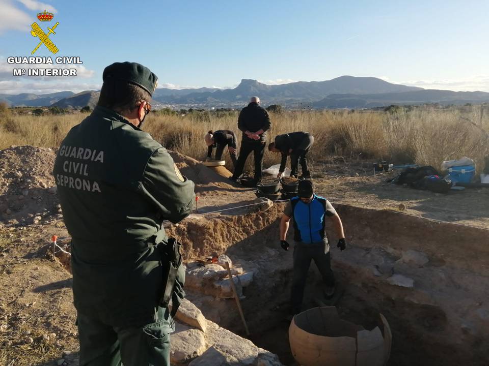 Un agricultor de Monóvar encuentra enterrada una vasija de barro de la Edad Media de más de 300 litros de capacidad Un agricultor de Monóvar encuentra enterrada una vasija de barro de la Edad Media de más de 300 litros de capacidad