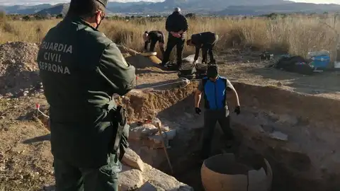 Vasija de barro de la Edad Media encontrada por un agricultor en Monóvar. Vasija de barro de la Edad Media encontrada por un agricultor en Monóvar.