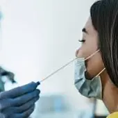 Un sanitario realiza un test para detectar el coronavirus Un sanitario realiza un test para detectar el coronavirus