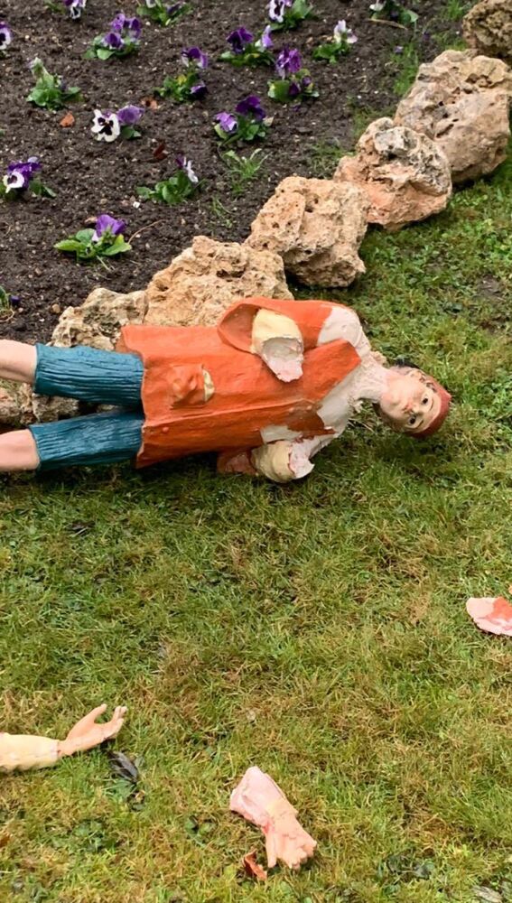 Destrozos en una de las figuras de este belén con décadas de historia