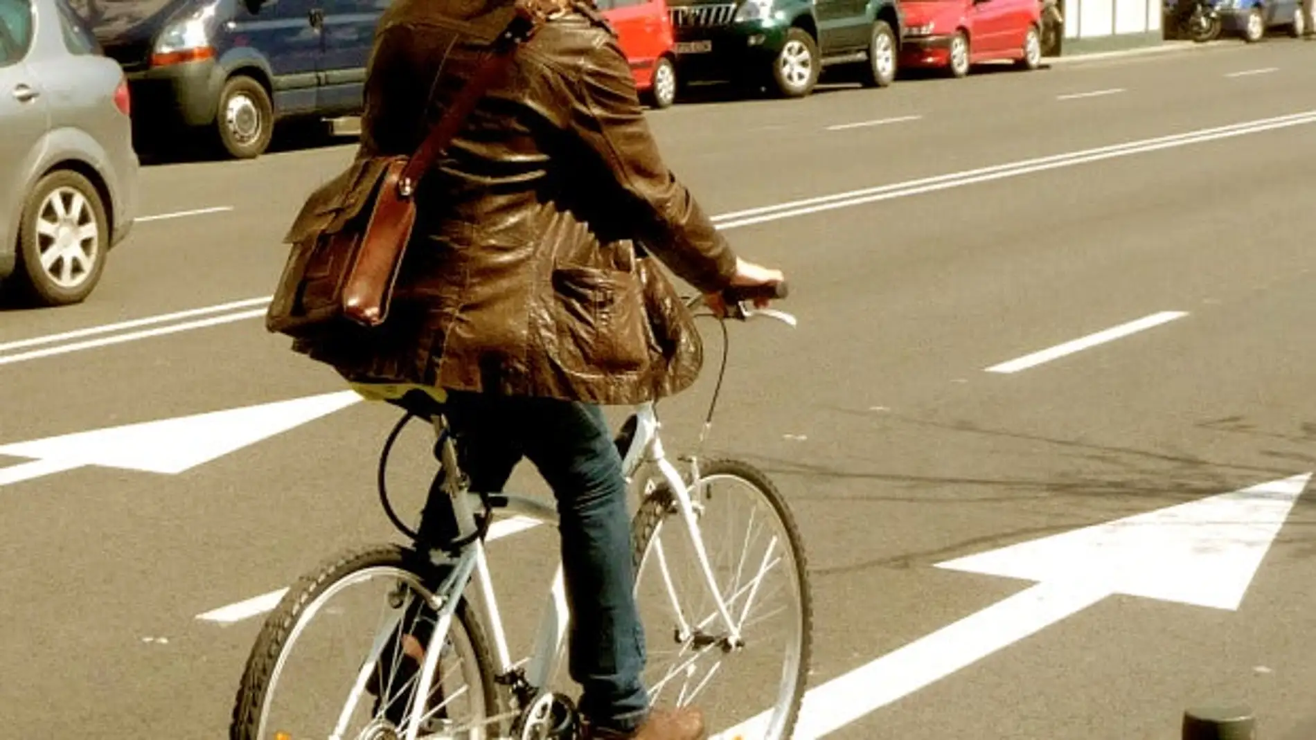 Una bicleta circulando por la calle