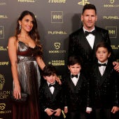 Leo Messi posa con su familia durante la gala del Balón de Oro