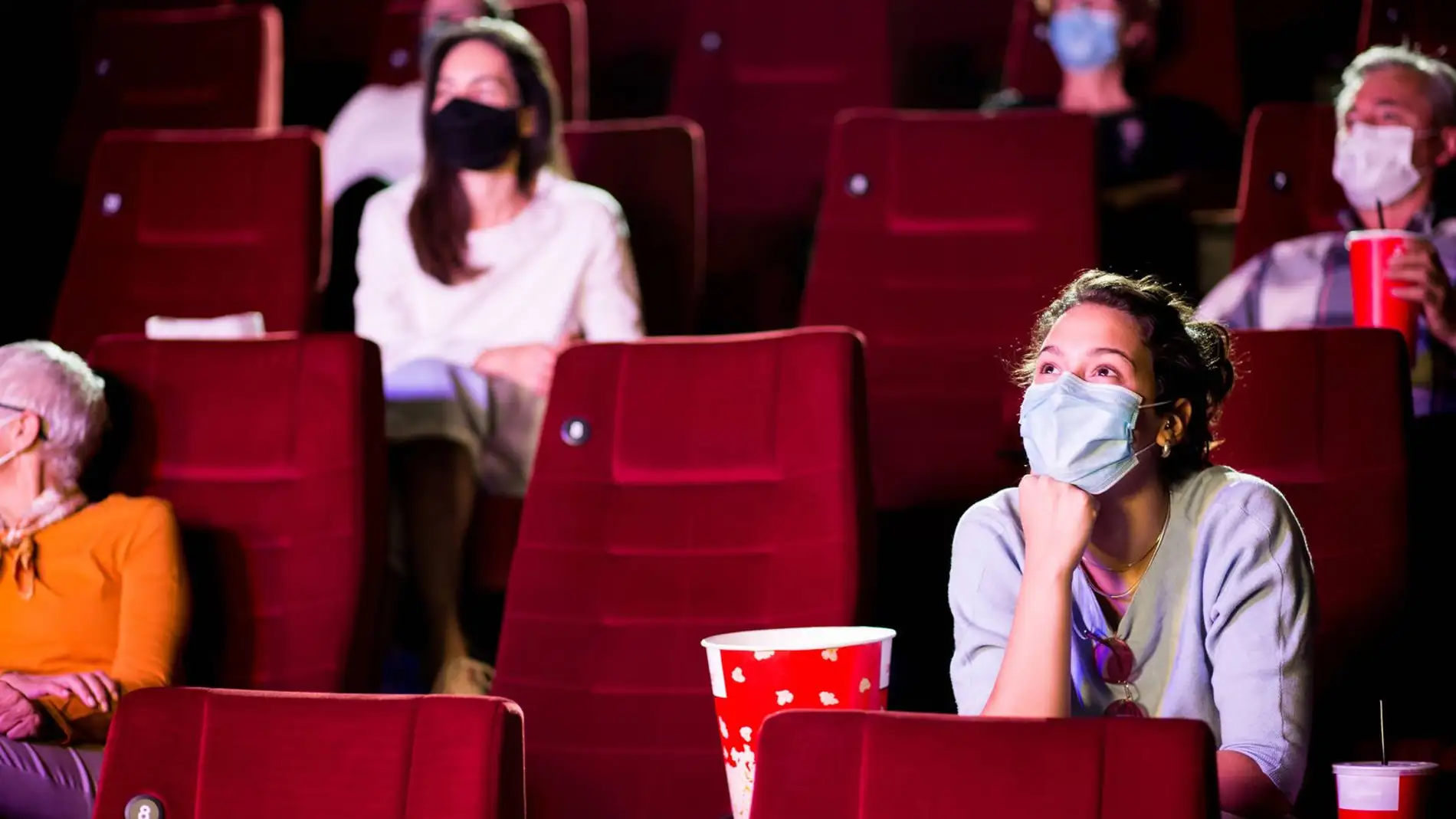 Varios espectadores, en una sala de cine, durante la pandemia por coronavirus