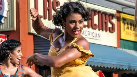 La actriz Ariana DeBose, durante el rodaje de la película 'West Side Story' La actriz Ariana DeBose, durante el rodaje de la película 'West Side Story'