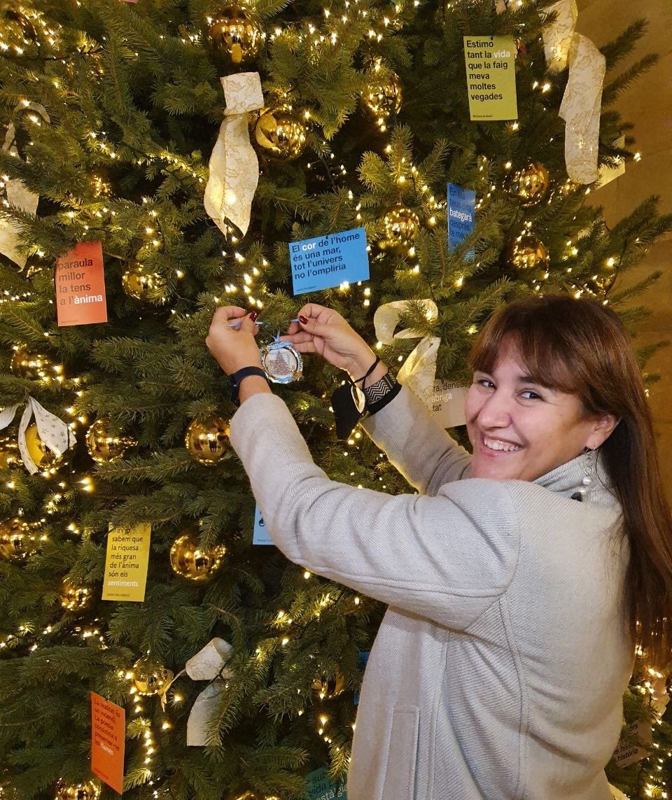 Las dudas sobre la felicitación de la Casa Blanca que ha colgado Laura Borràs en el árbol del Parlament de Cataluña Las dudas sobre la felicitación de la Casa Blanca que ha colgado Laura Borràs en el árbol del Parlament de Cataluña