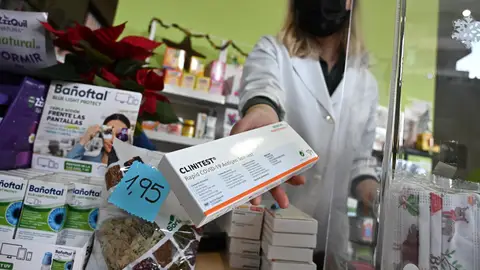 Una farmaceútica muestra un test de antígenos