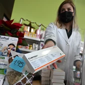Una farmaceútica muestra un test de antígenos Una farmaceútica muestra un test de antígenos