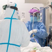 Sanitarios atienden a un paciente con coronavirus Sanitarios atienden a un paciente con coronavirus