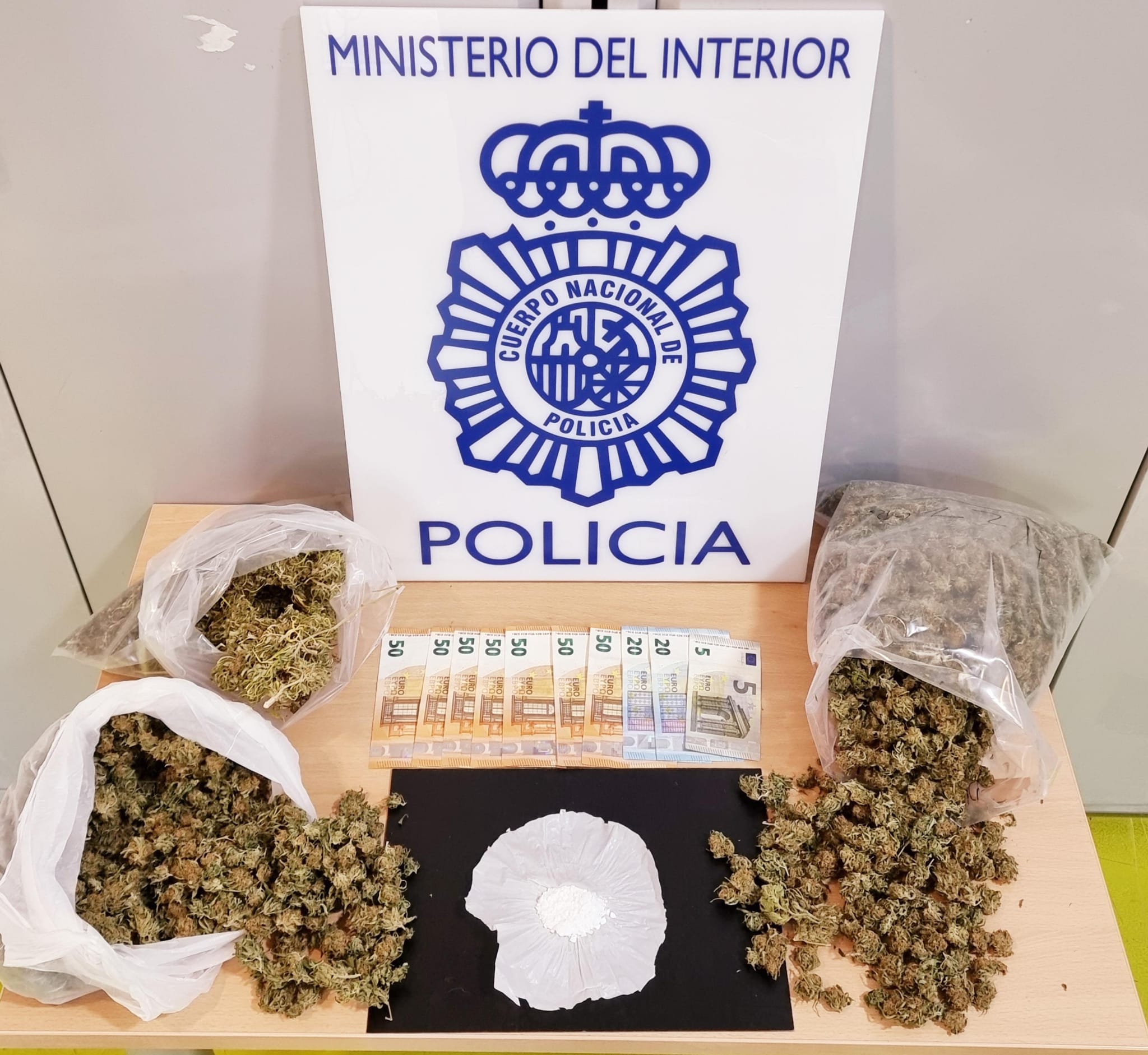 Desmantelado un "punto negro" de venta de sustancias estupefacientes ubicado en el centro de Albacete Desmantelado un "punto negro" de venta de sustancias estupefacientes ubicado en el centro de Albacete