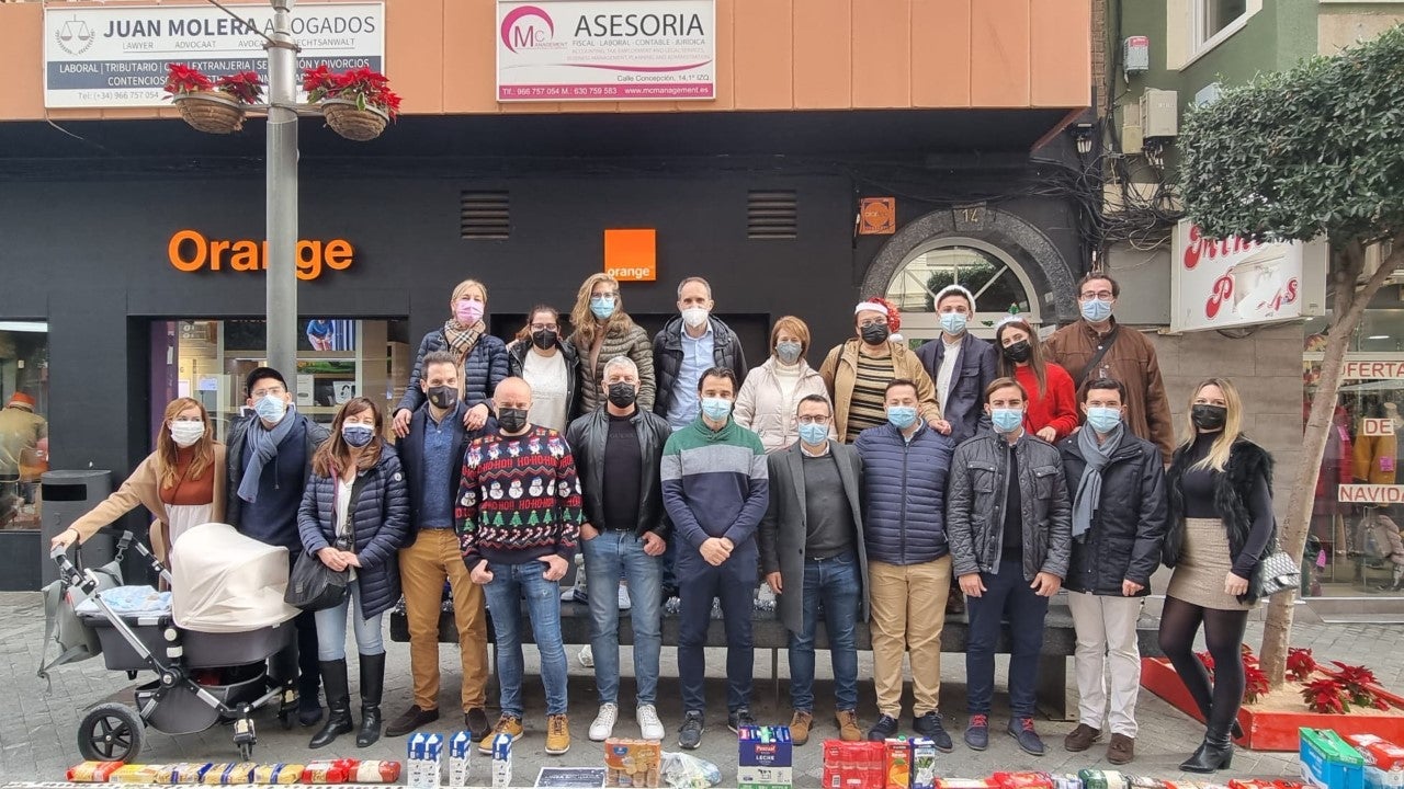 Un año más la colecta de la “Línea Solidaria” se entregó a la ONG local “Alimentos Solidarios” Un año más la colecta de la “Línea Solidaria” se entregó a la ONG local “Alimentos Solidarios”