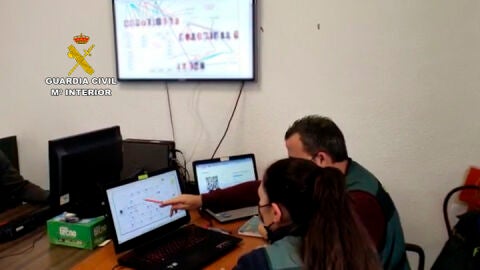 Agentes de la Guardia Civil de Alicante en plena investigación Agentes de la Guardia Civil de Alicante en plena investigación