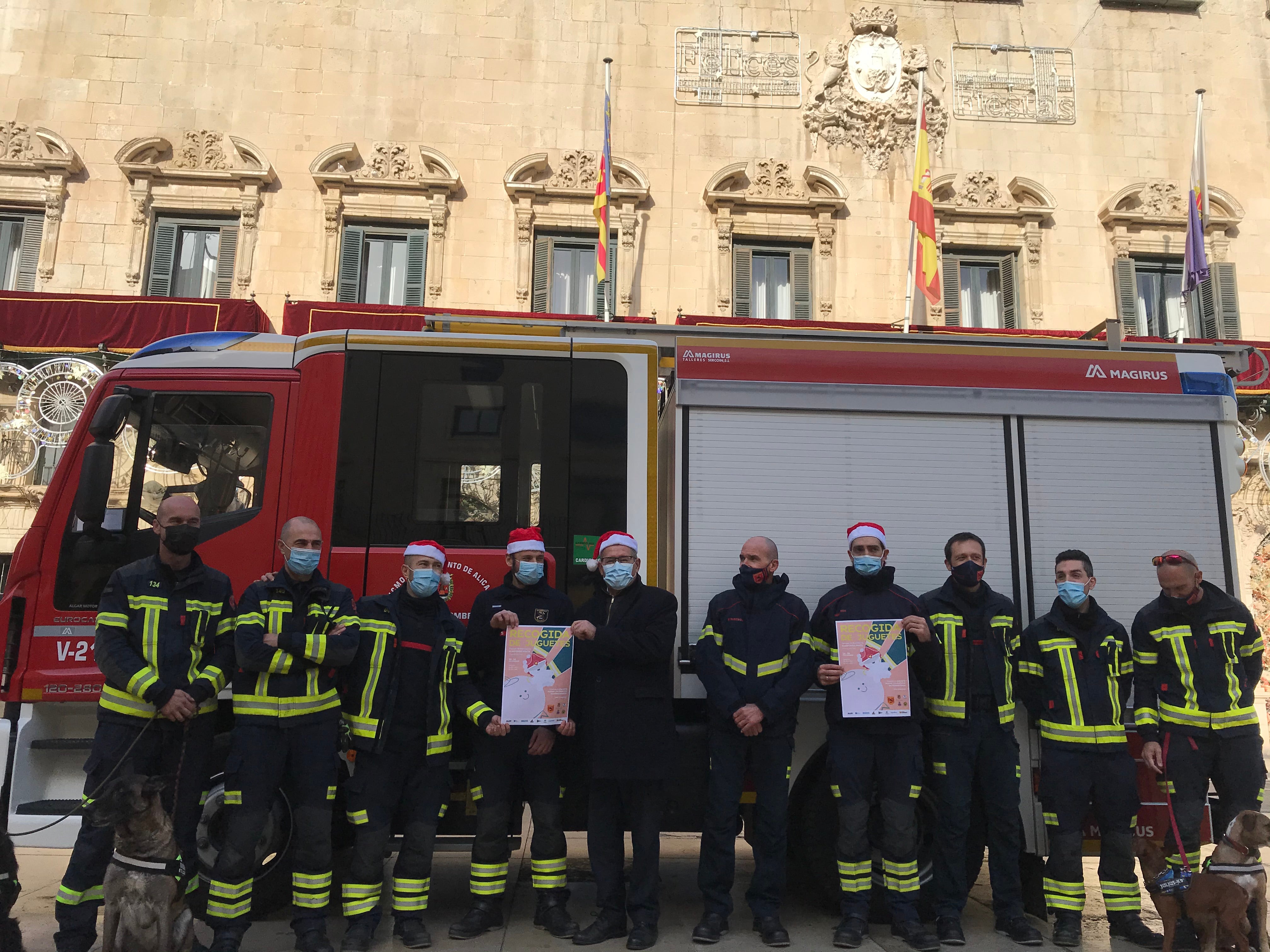 Los bomberos de Alicante continúan con la campaña de recogida de alimentos y juguetes Los bomberos de Alicante continúan con la campaña de recogida de alimentos y juguetes