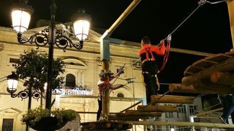 Una de las actividades instaladas en la Plaza Mayor de Chiclana Una de las actividades instaladas en la Plaza Mayor de Chiclana