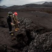  Efectivos de la UME durante la toma de muestras del aire para la detección de gases tóxicos en las zonas del área de exclusión en torno al volcán de la Cumbre Vieja en la isla de La Palma.